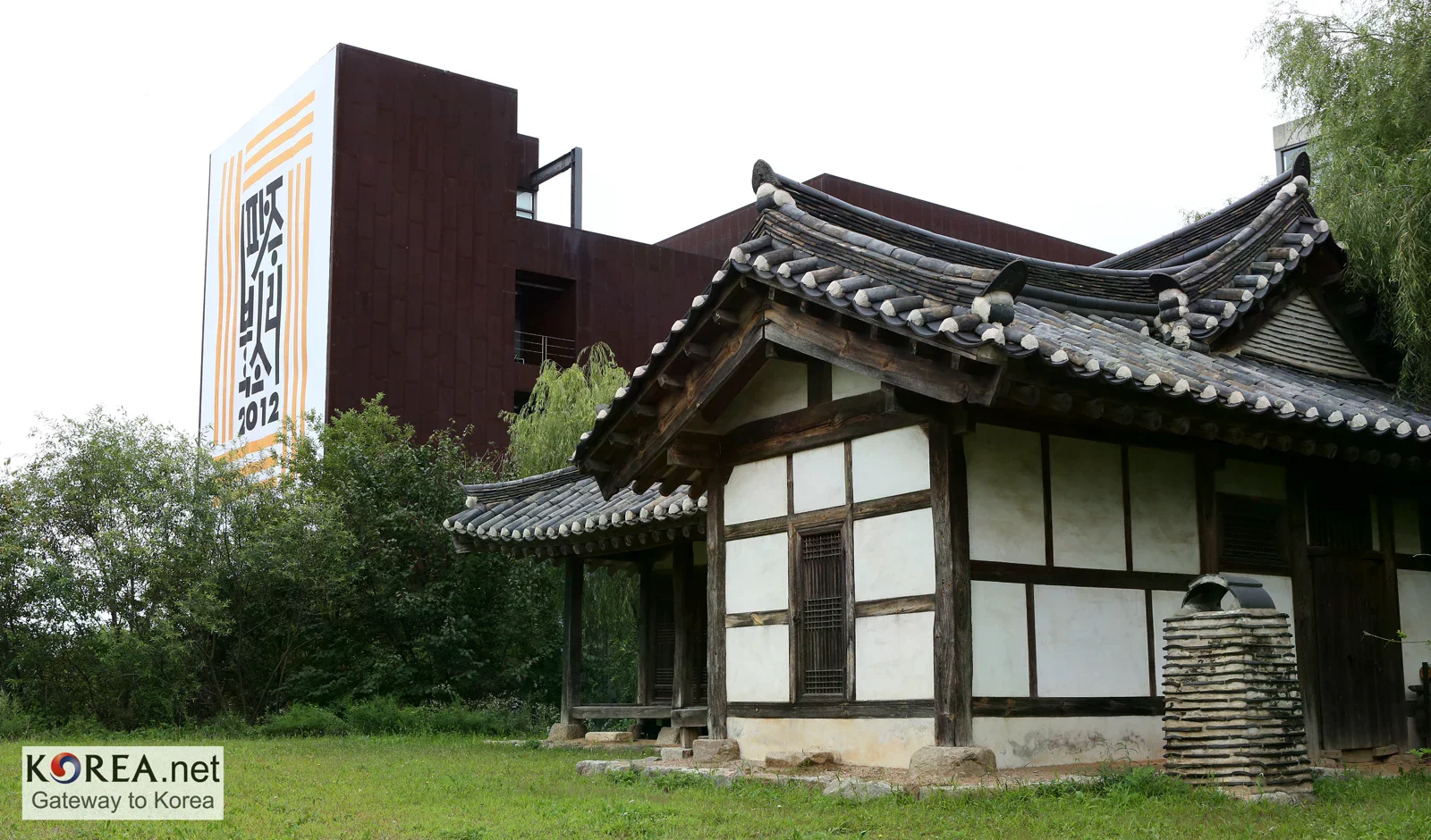 2012 年坡州出版城的韓屋與現代建築。