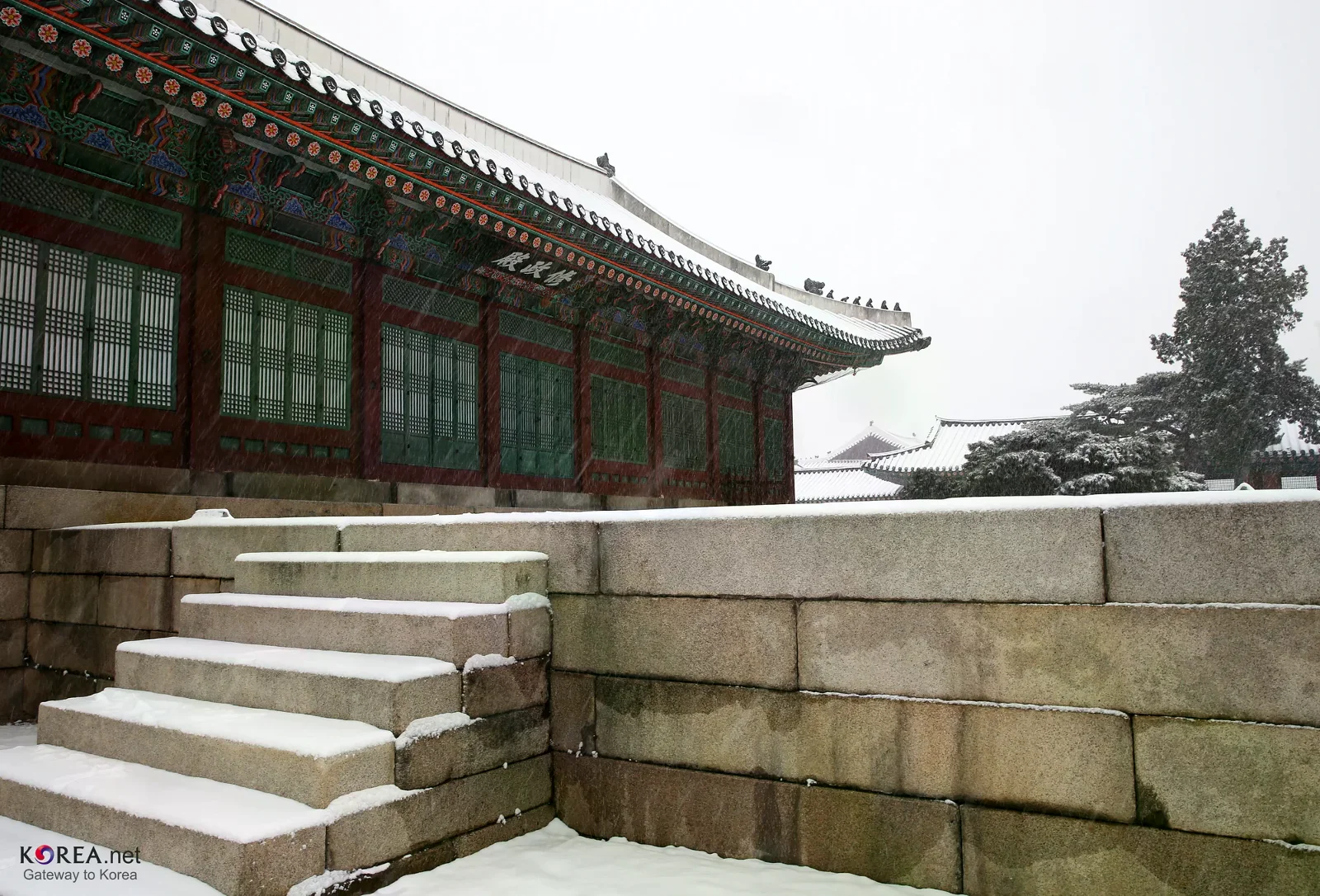 2012 年雪中的景福宮宮牆、屋簷和階梯，作為歷史冬景情境照片