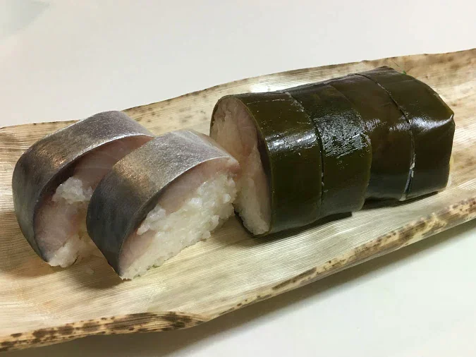 いづ重鯖壽司切片與外層昆布