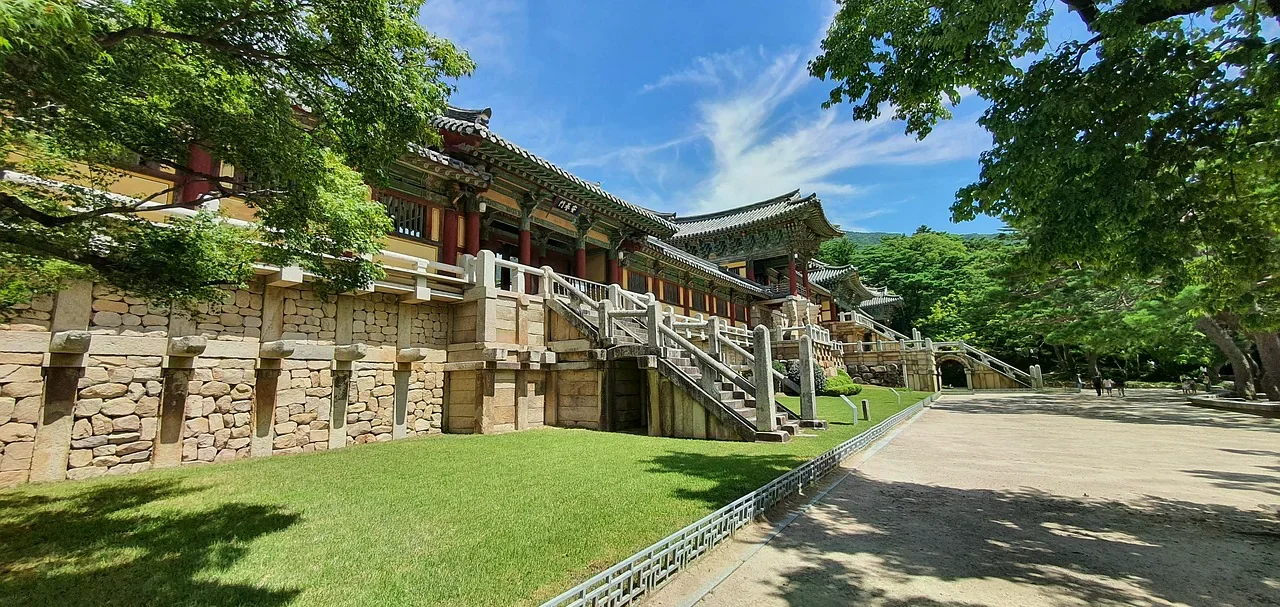 慶州佛國寺石階、木造建築與石牆，晴天廣場，非櫻花情境