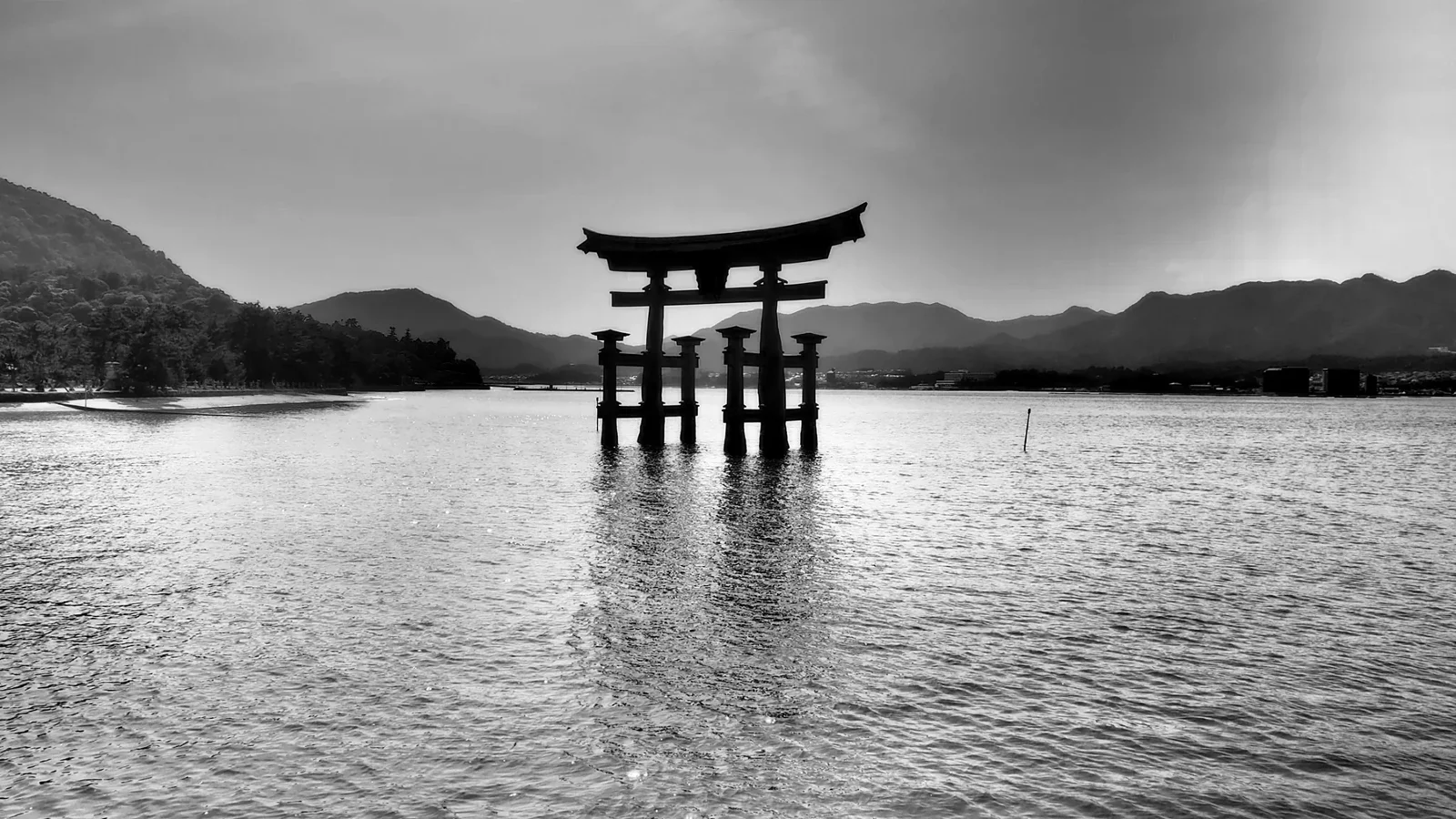 宮島海面上的嚴島神社大鳥居與山景，黑白目的地情境照片