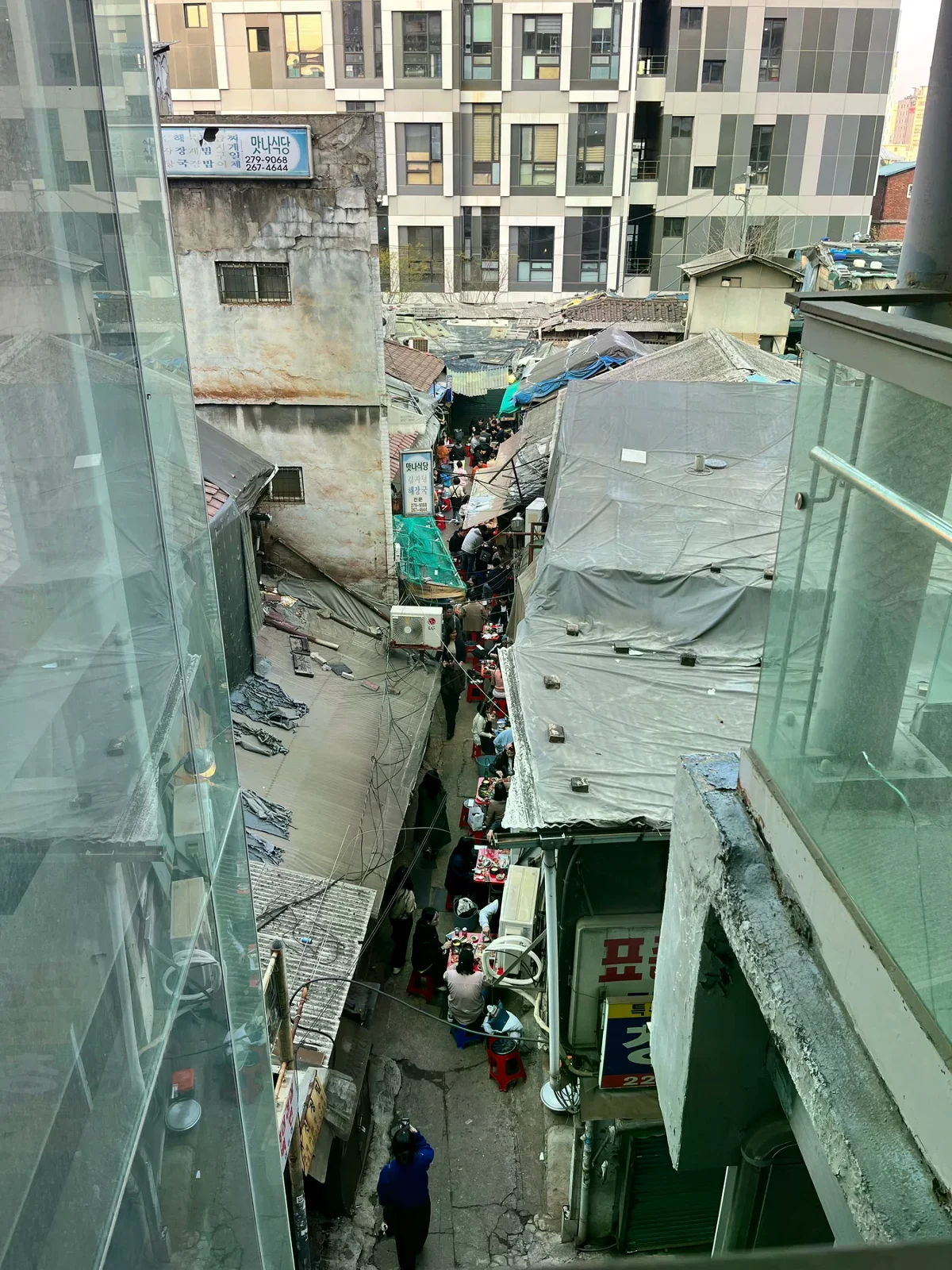 首爾乙支路一帶樓房間的市集巷弄與街邊店家