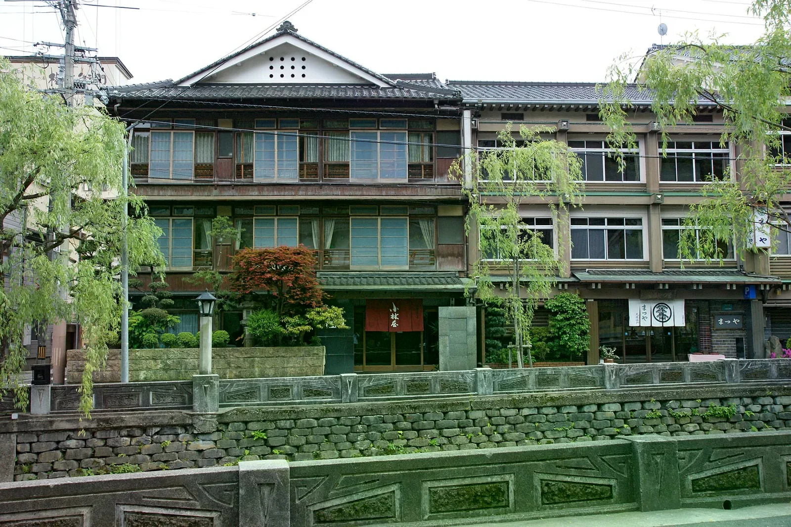 兵庫縣豐岡市城崎溫泉街的運河與沿岸建築