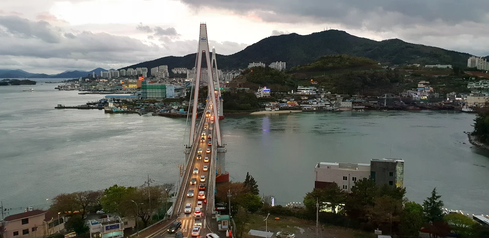 從突山公園望向突山大橋與港灣（2018年影像）