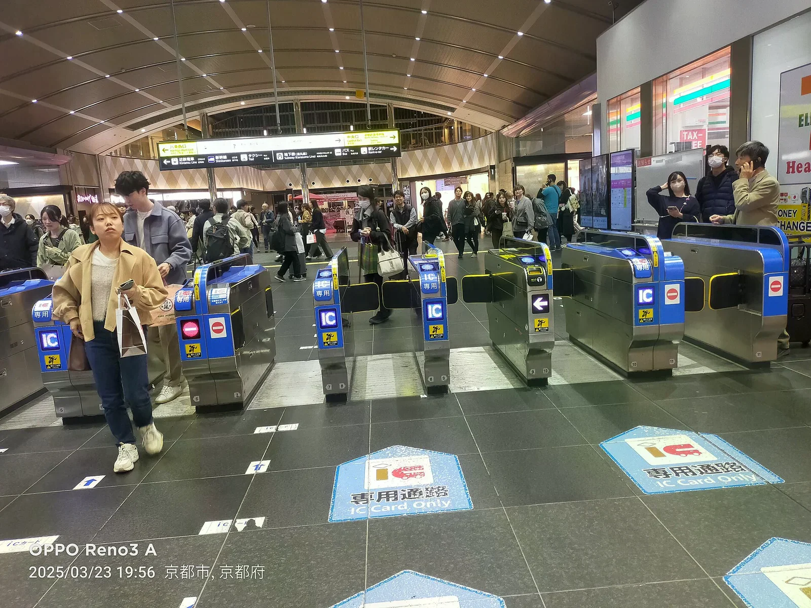 京都車站 IC 專用改札口，多台閘機並排，地面貼著 IC Card Only 藍色標示
