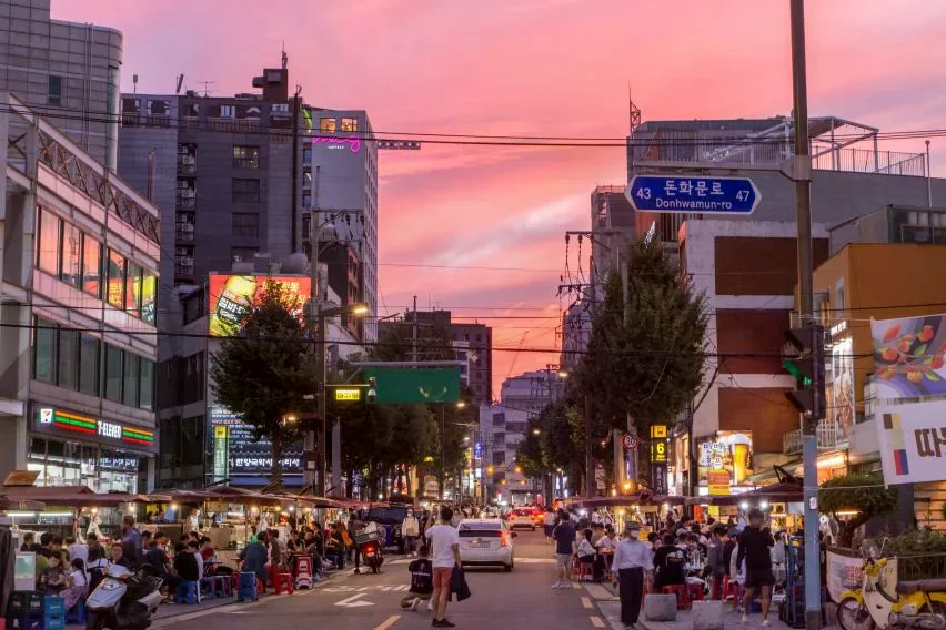 首爾益善洞一帶暮色中的街道與餐飲店景