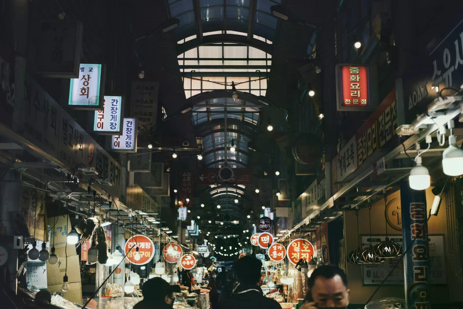 首爾水踰市場夜間走道情境照，非光州大仁市場