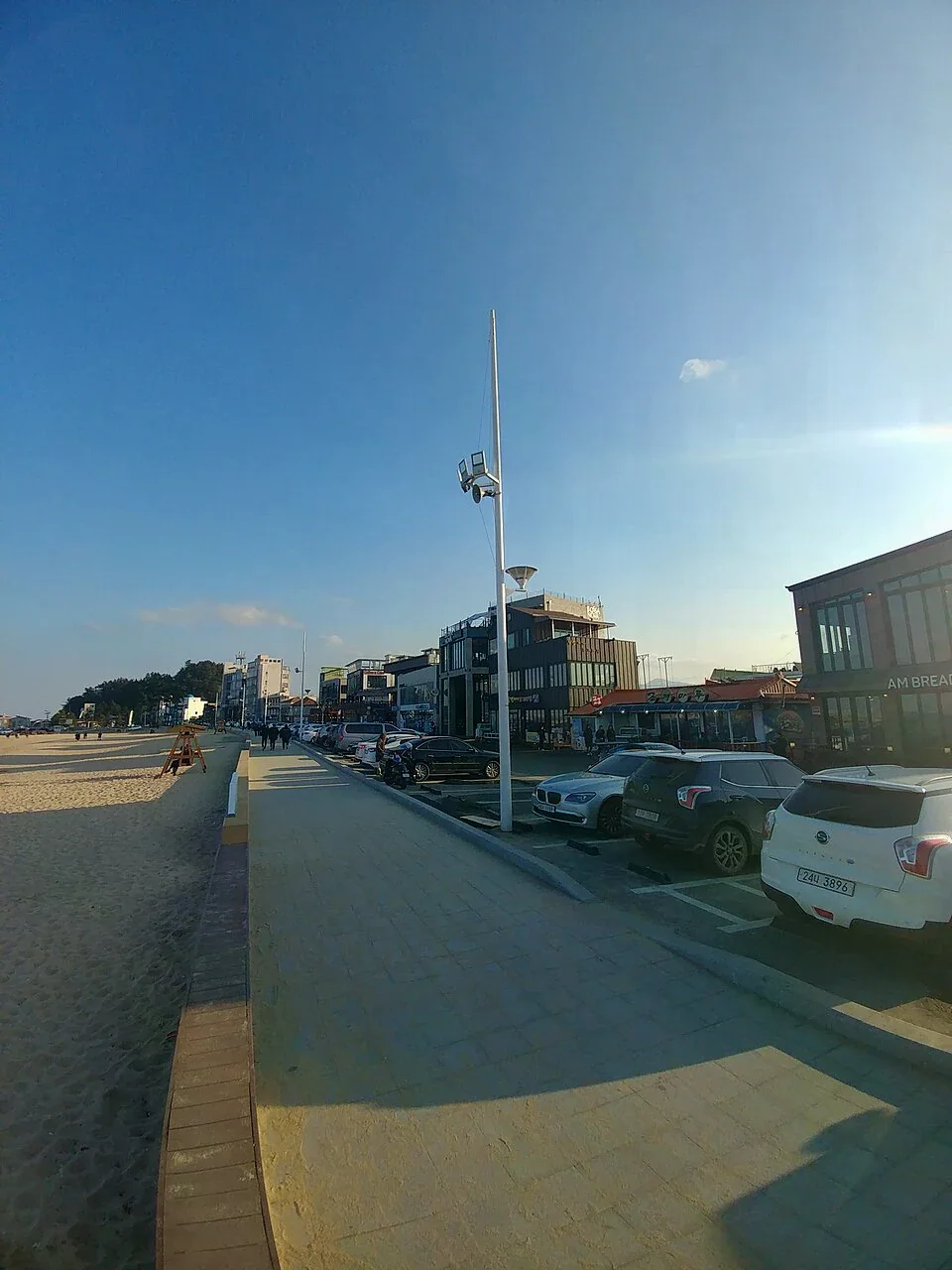 江陵安木咖啡街沿海街道、沙灘與沿街咖啡店