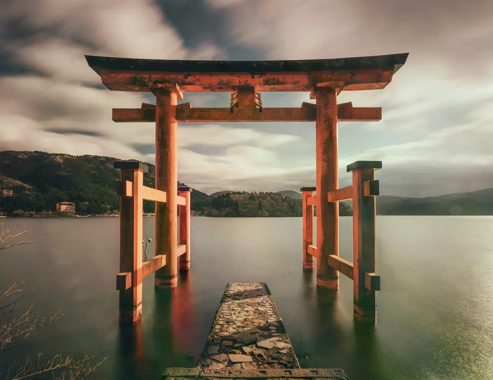 箱根神社平和鳥居立於蘆之湖水面上