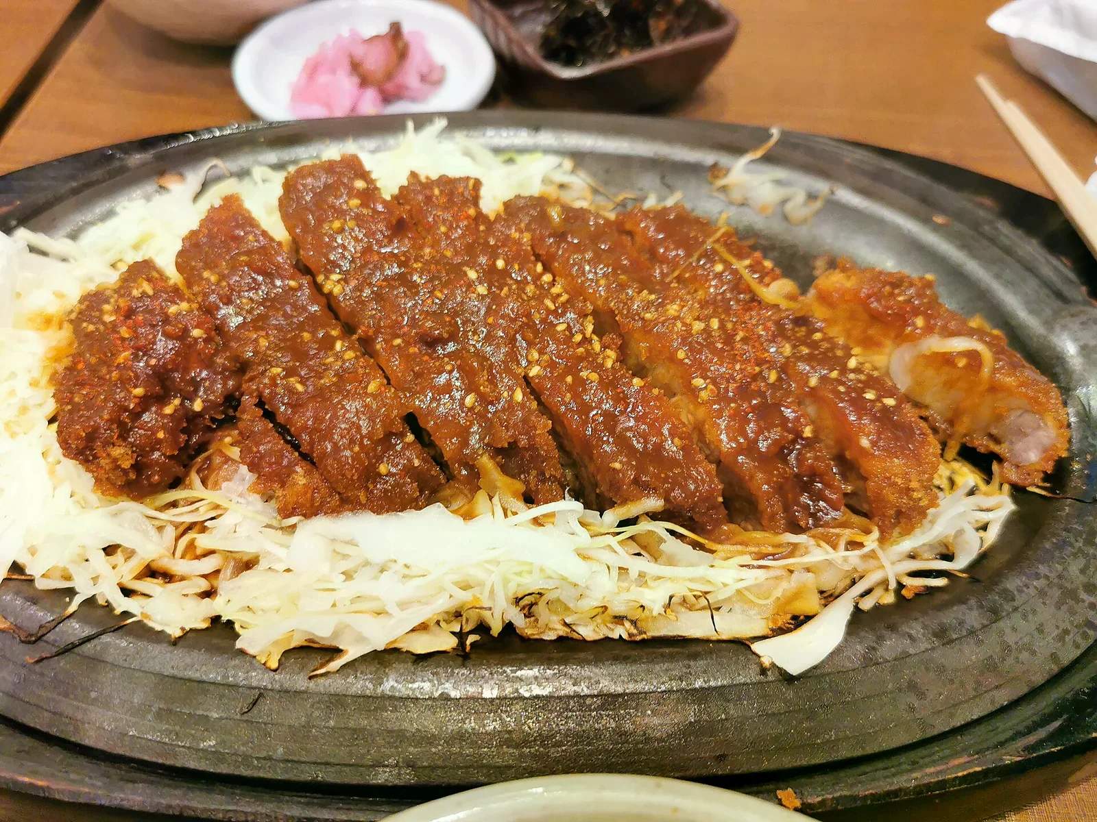 鐵盤上鋪著高麗菜與紅味噌醬豬排