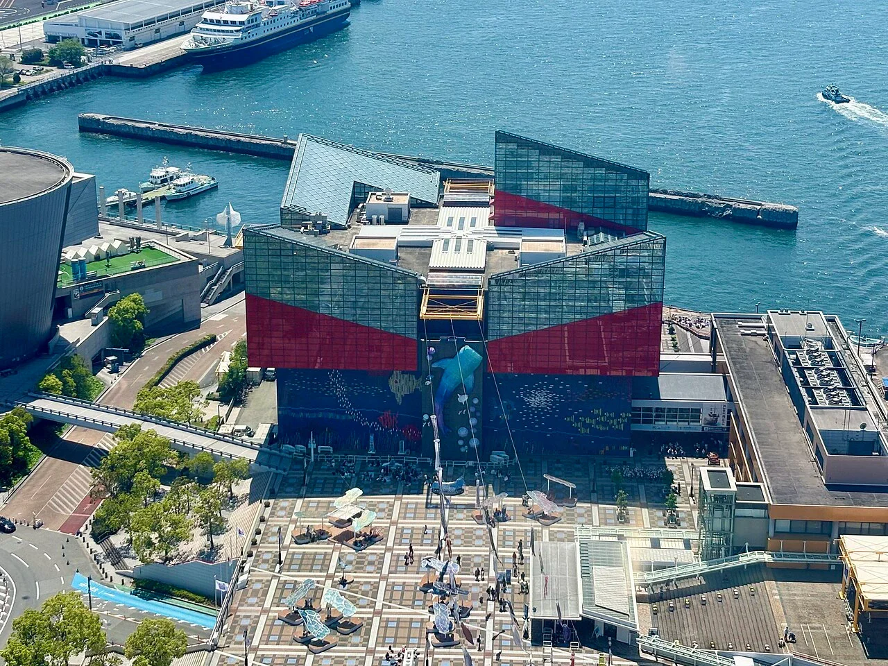 從高處俯瞰大阪海遊館的建築與港邊碼頭
