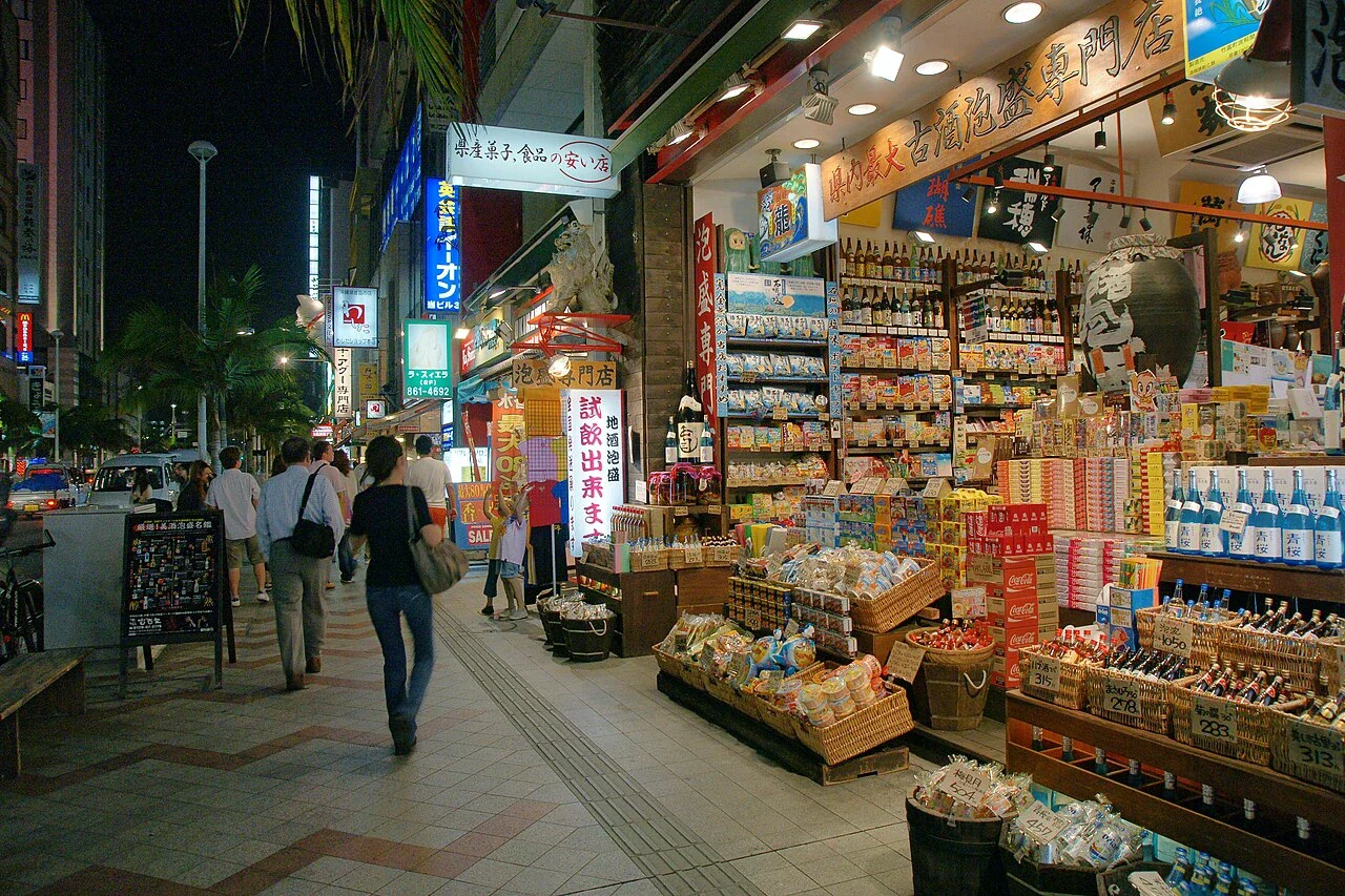 那霸國際通的商店街夜景，兩側可見店面與步行街