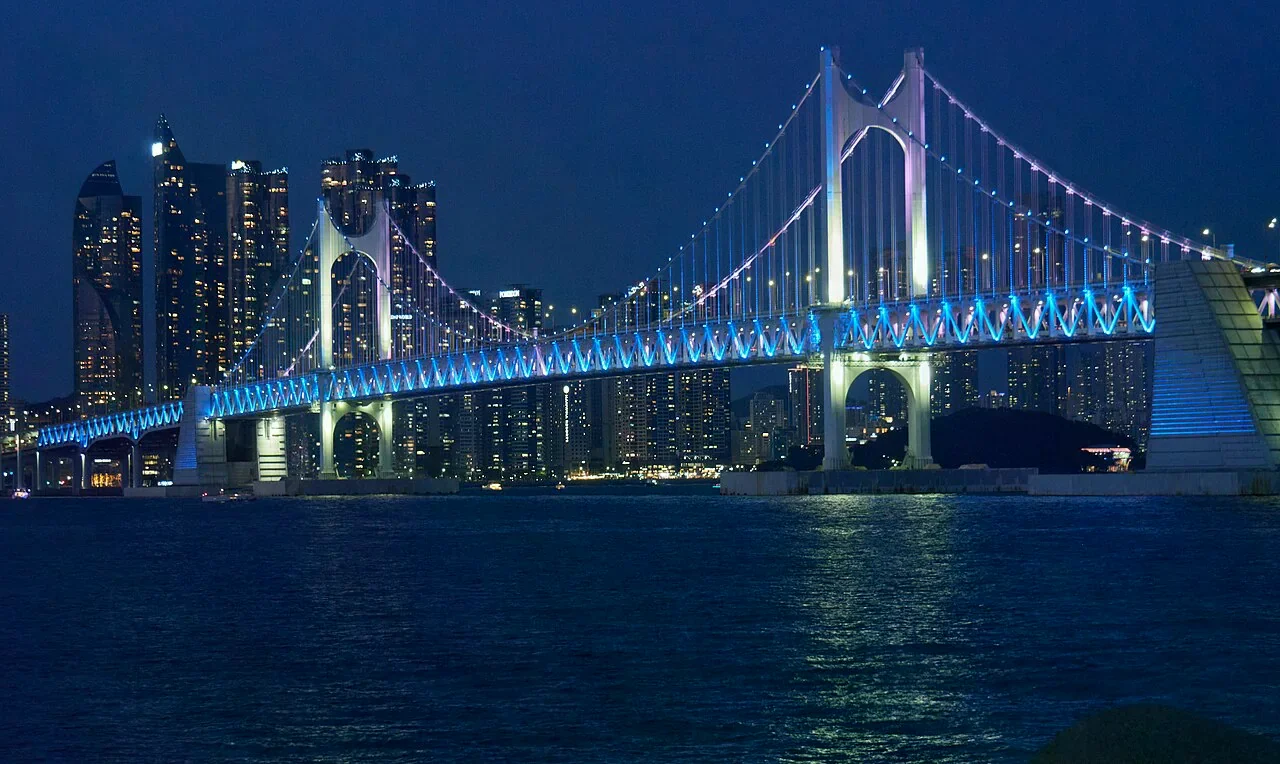 夜間廣安大橋與廣安里海灘的城市景色