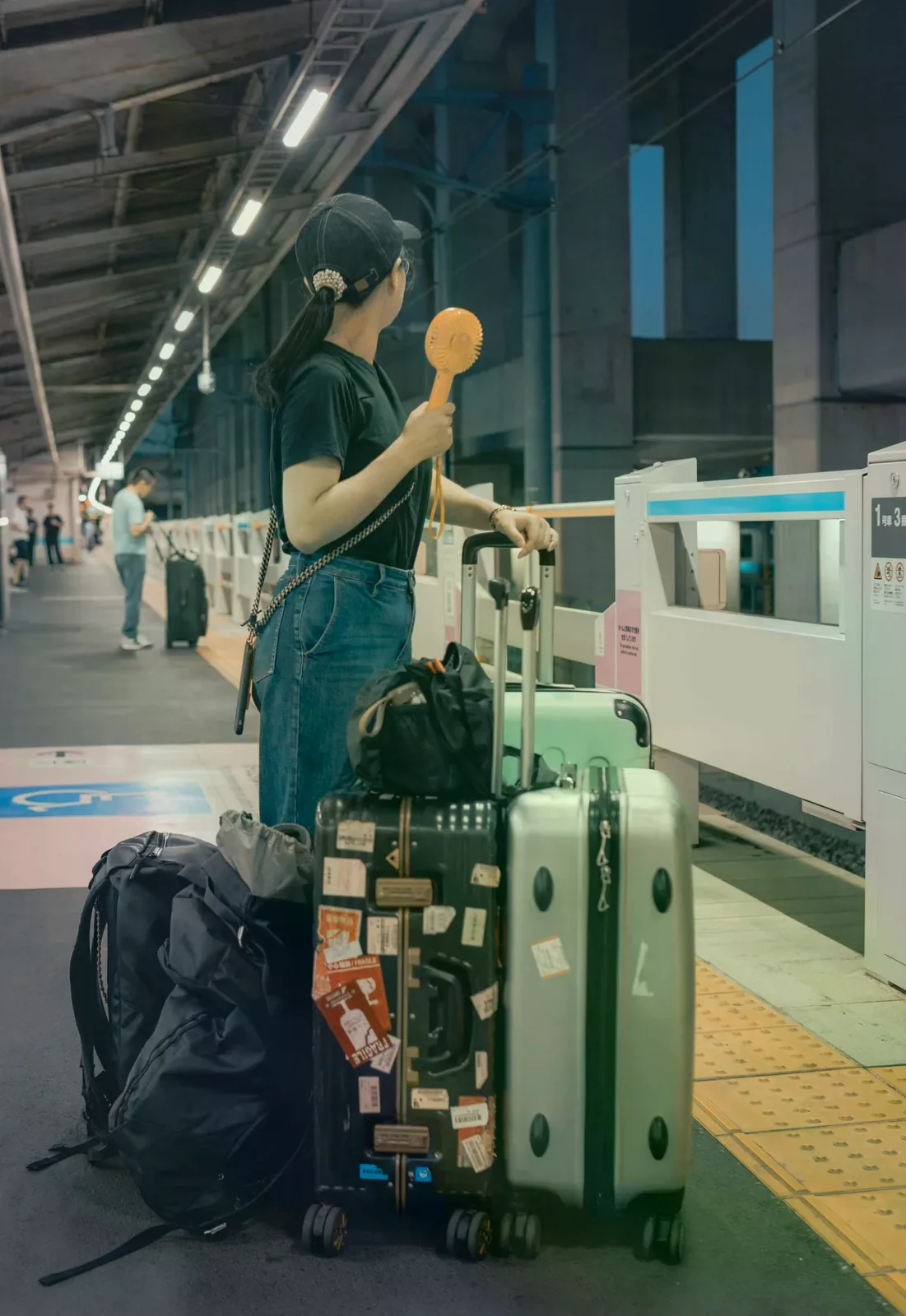 旅客在東京車站拖著行李箱移動的情境照