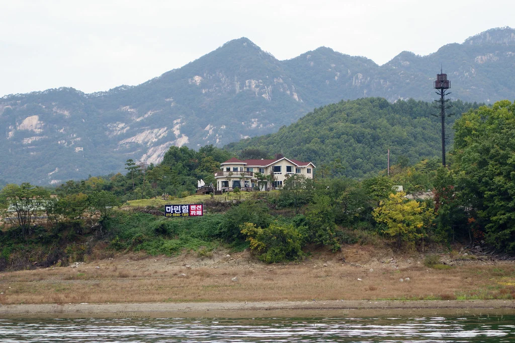 從清風湖水面方向望向山坡與湖岸建築的景色