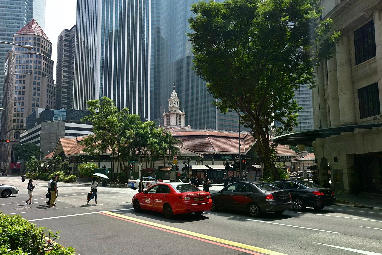 老巴剎的紅色屋頂與鐘塔，背景為市區高樓