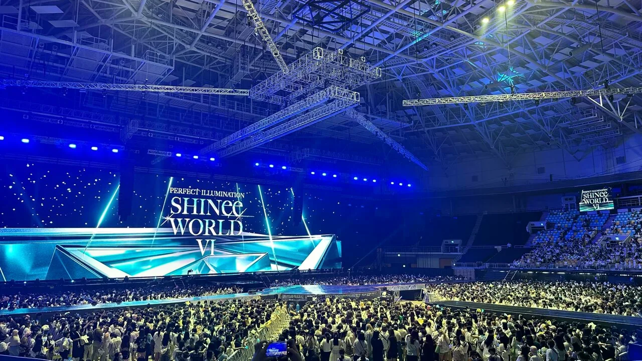 2023 年 SHINee 在 KSPO DOME 演出時的舞台與觀眾席