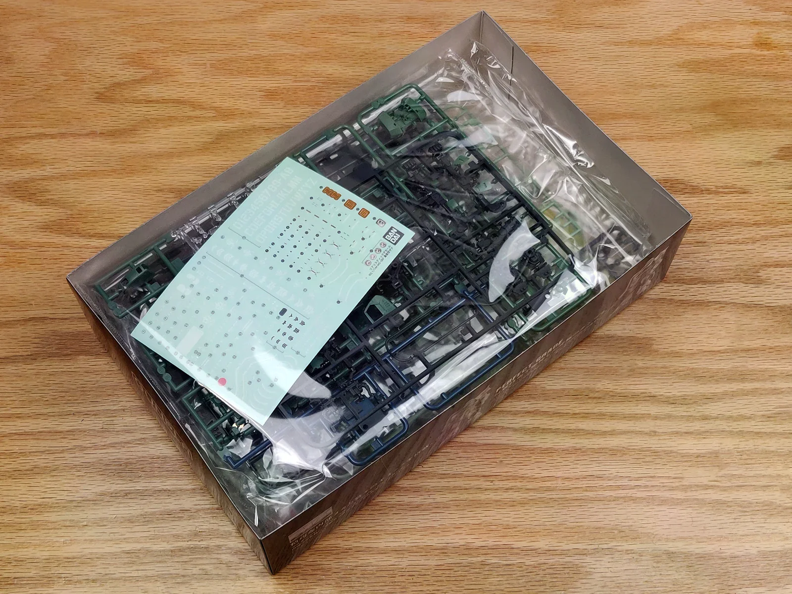 RG MS-06F 薩克II盒內未組裝板件(2020年照片),示範模型盒內內容;非店內現貨或新品照片。