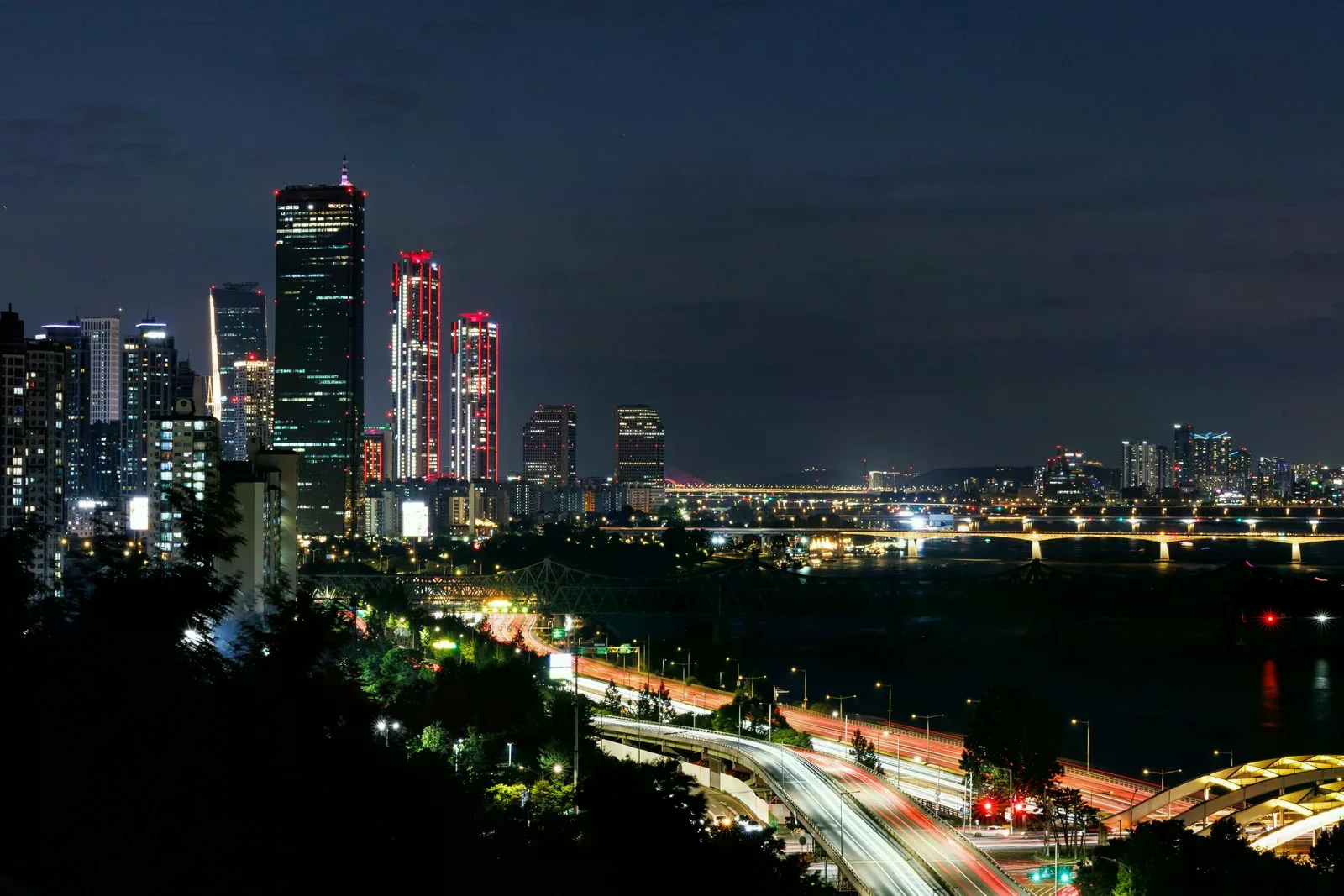 首爾漢江與夜間城市景觀。