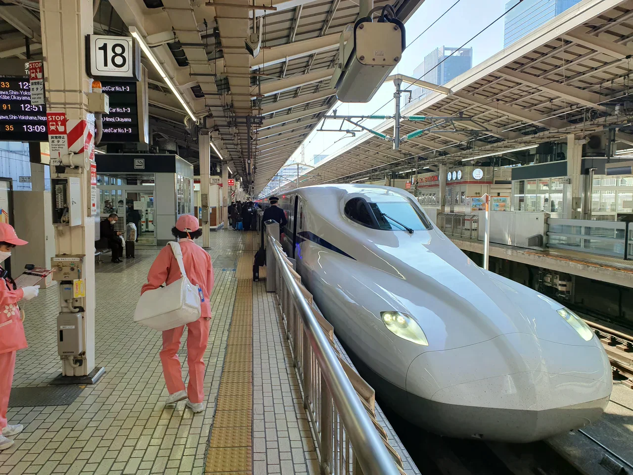 東京站 18 號月台停靠的 N700S 系新幹線。
