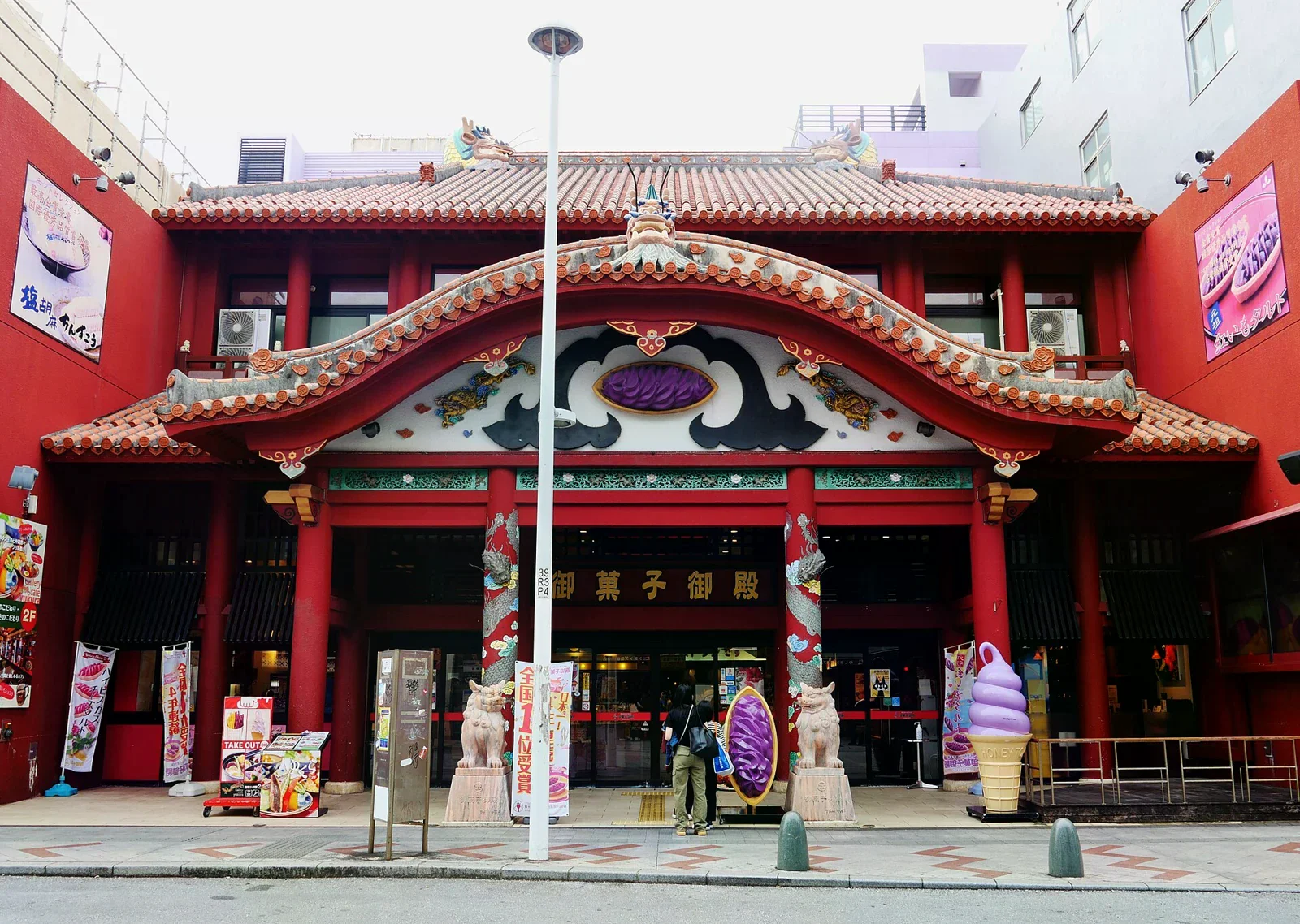 那霸國際通上的商店建築外觀，拍攝於 2023 年。