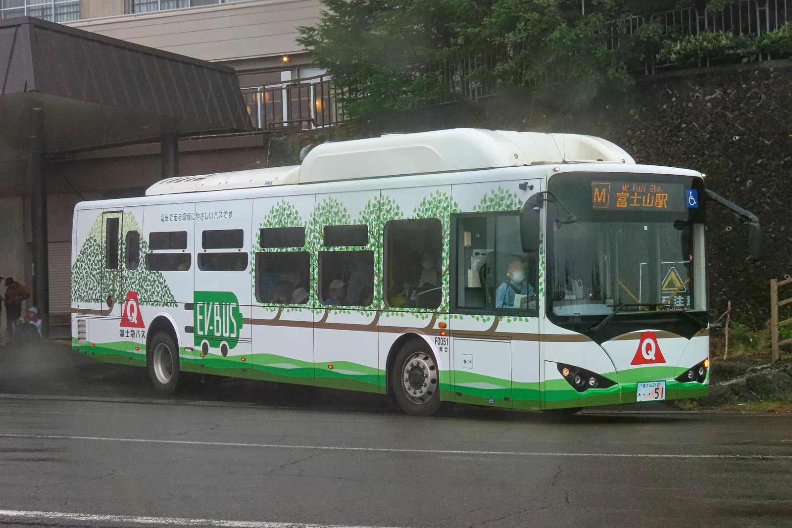 富士急巴士停靠山間站點，車頭顯示開往富士山站