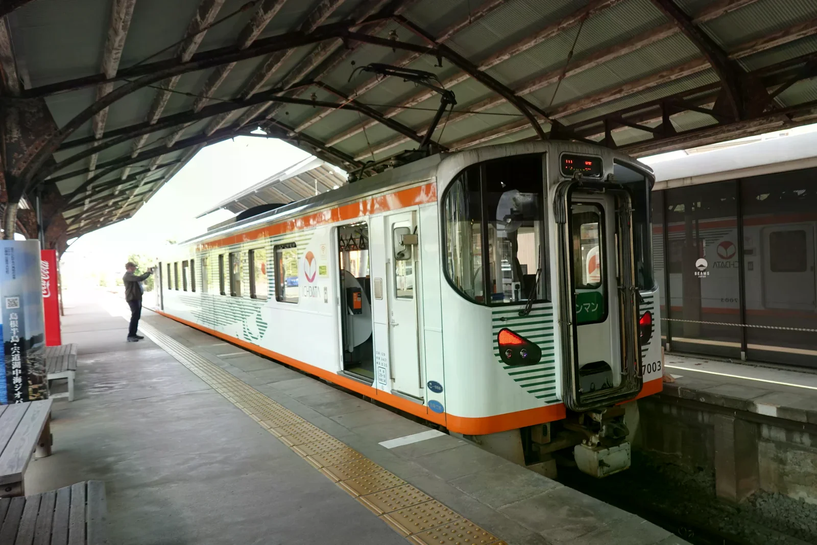 一畑電車停靠出雲大社前站，月台雨棚下可見列車車頭與側面