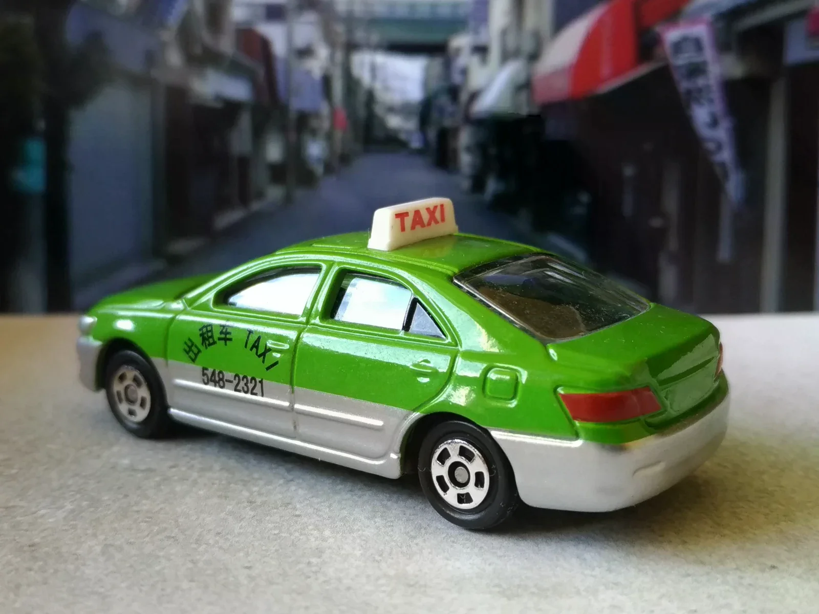 Tomica CN-02 Toyota Camry 中國計程車版(2018年照片),示範地域版名稱;此圖不是日本限定商品。