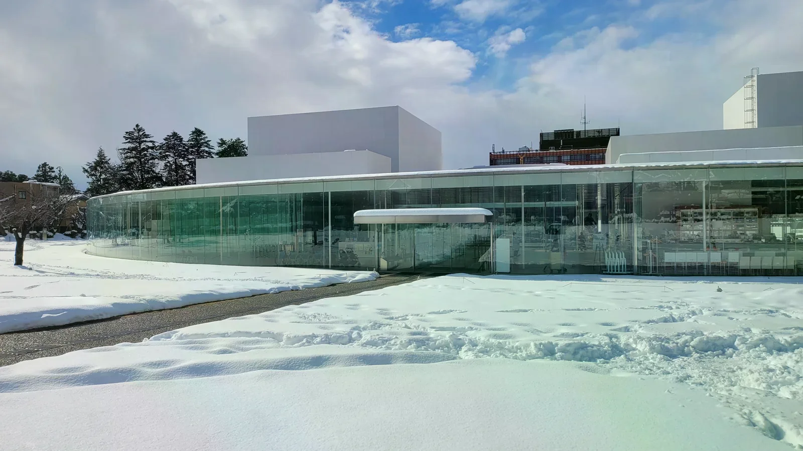 雪地中的金澤21世紀美術館玻璃立面，2026年冬季照片