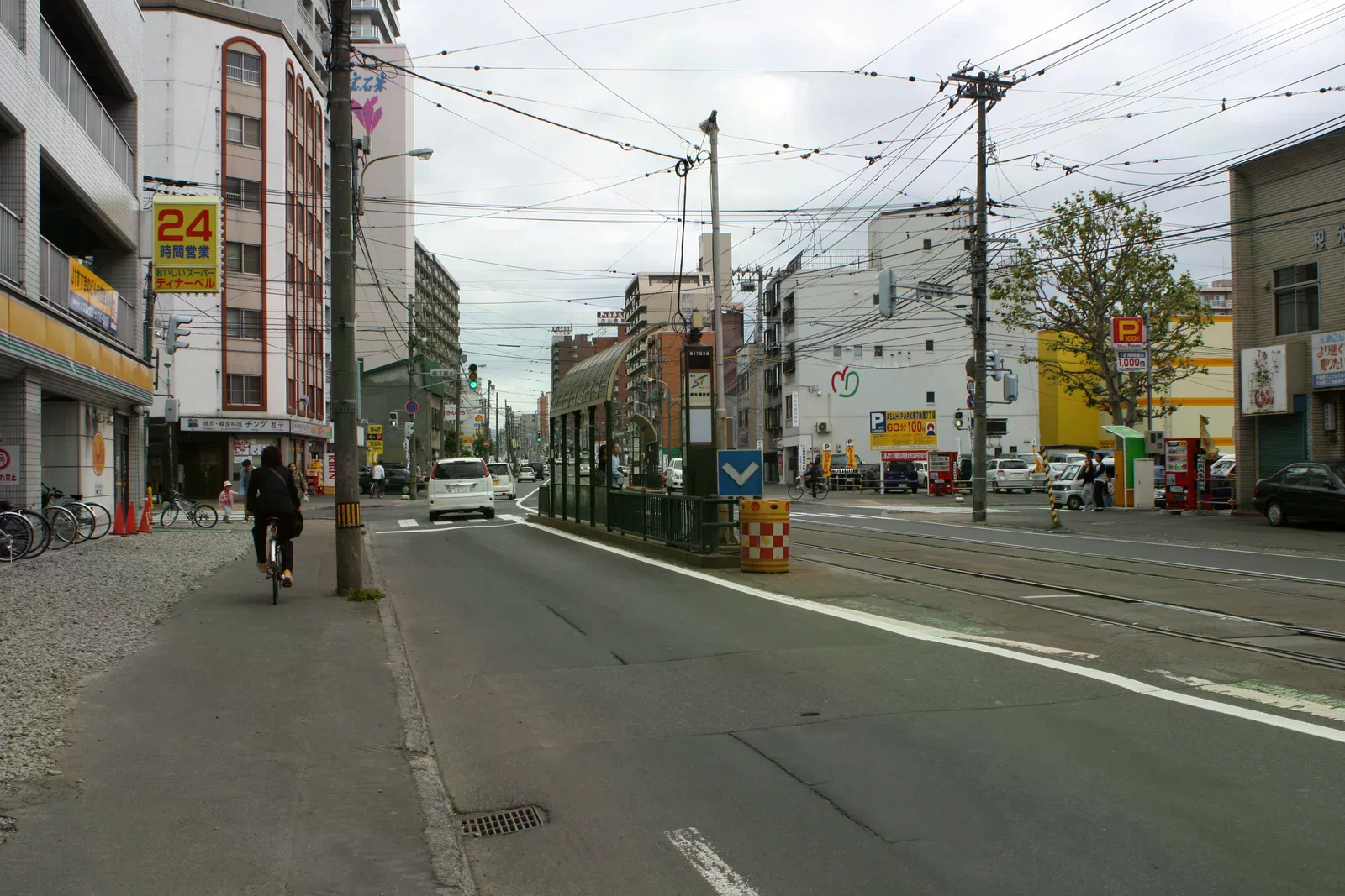 東本願寺前市電站牌、軌道與街道