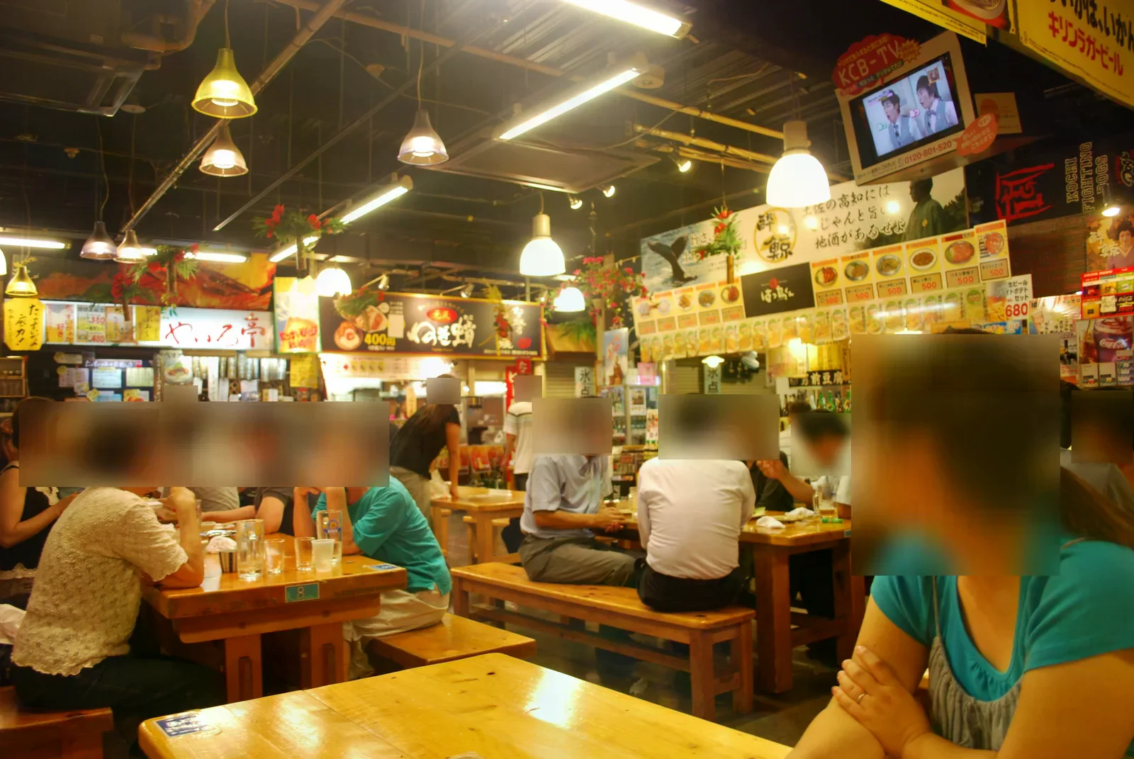 ひろめ市場室內長桌長凳的共享飲食空間，周圍是各個小吃攤位