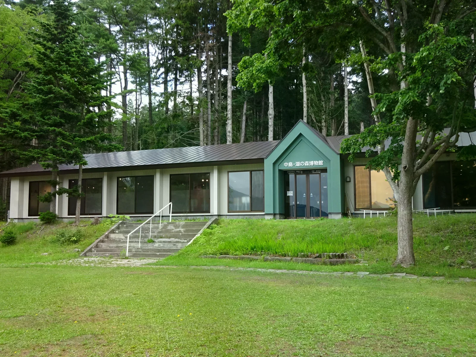 森林中的中島・湖之森博物館入口與建築