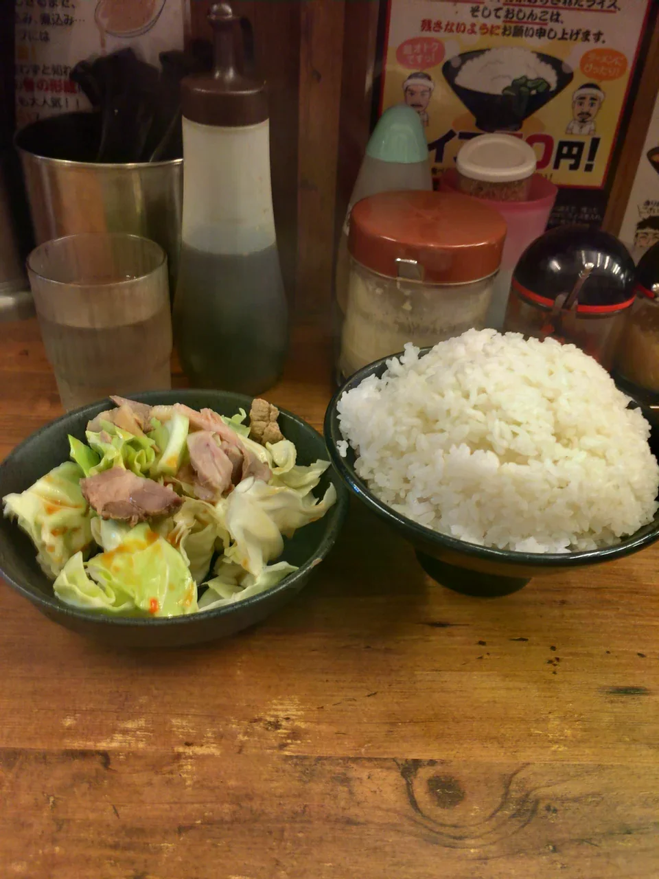 吉祥寺武道家店內的白飯與高麗菜豬肉小菜。