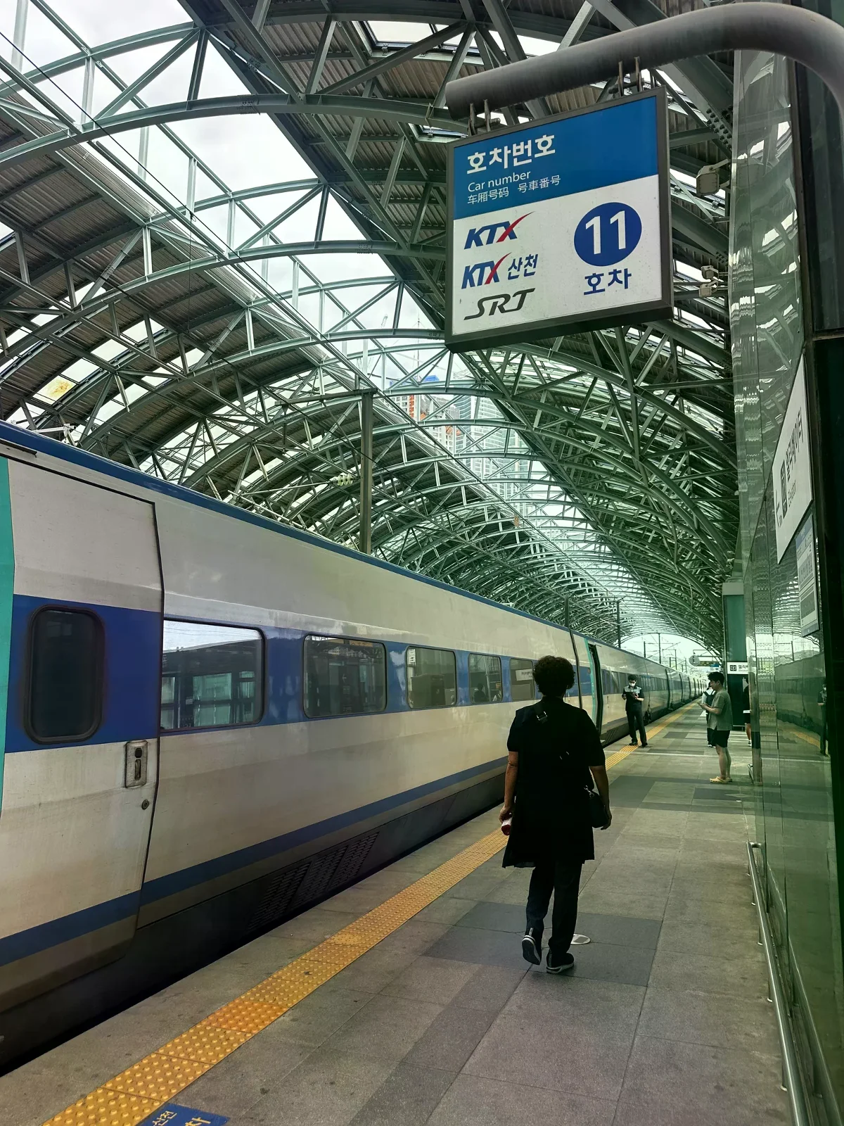 韓國車站月台標牌與停靠列車，攝於 2025 年