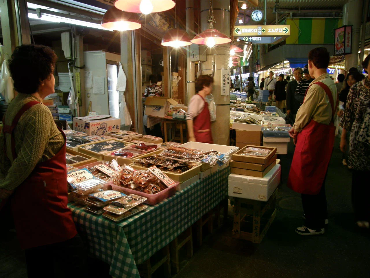 有頂棚的近江町市場走道與魚貨攤