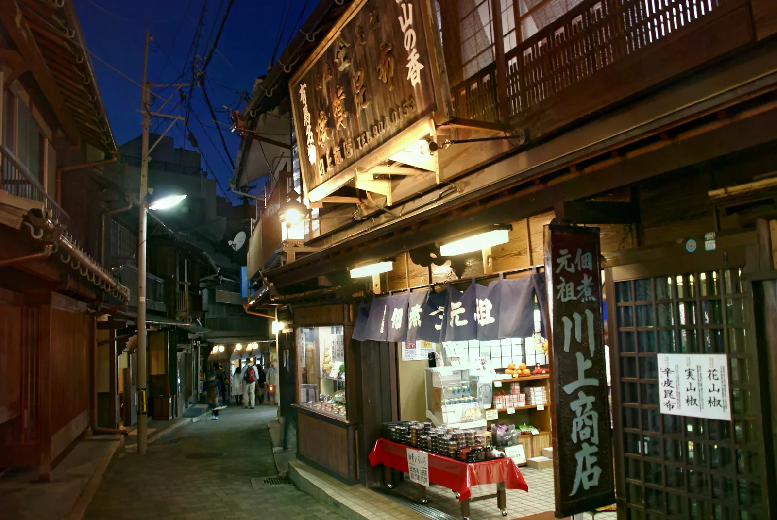 有馬溫泉湯本坂沿街店鋪與夜間街景情境