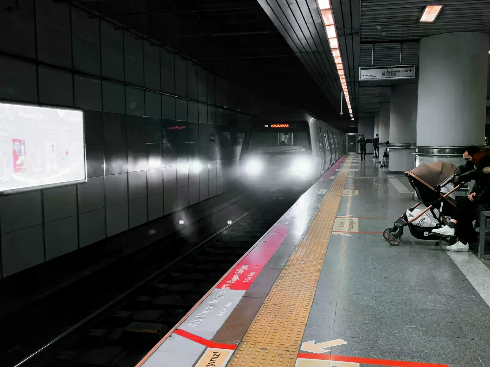 嬰兒推車停在地鐵月台候車位置