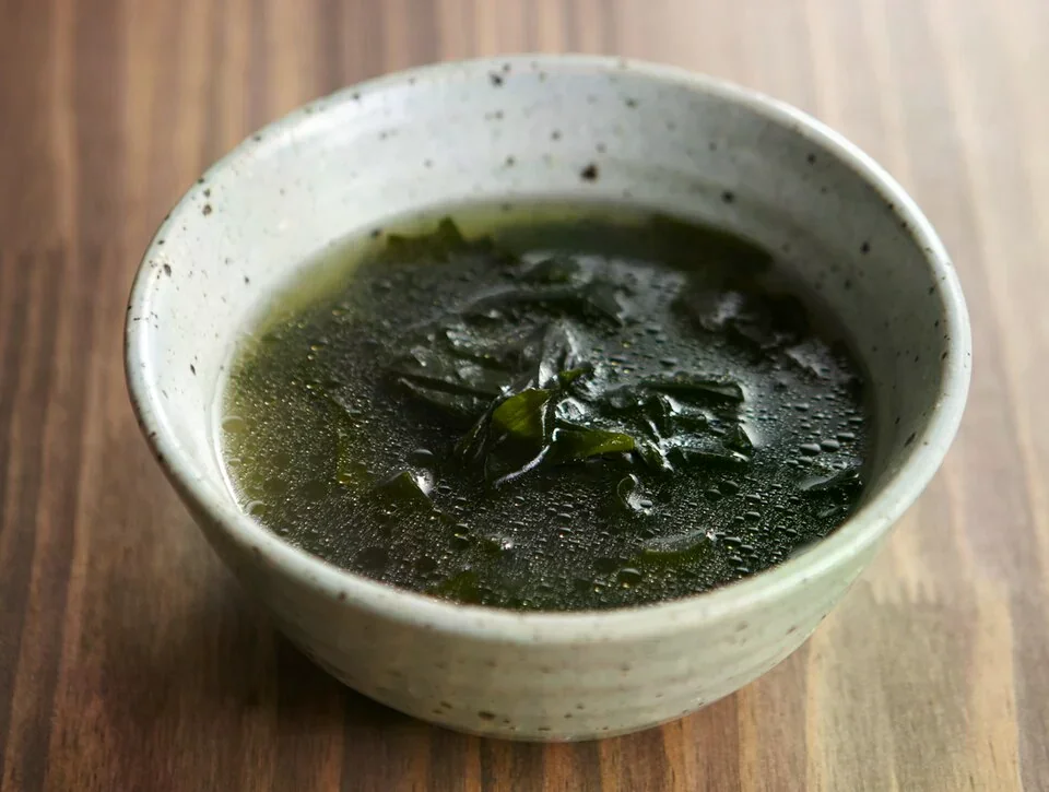 一碗韓式海帶湯（미역국），非五日㸄店家現場餐點