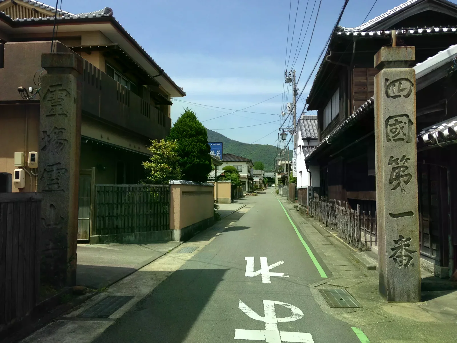 霊山寺參道入口兩側的石柱，柱面標出第一番札所
