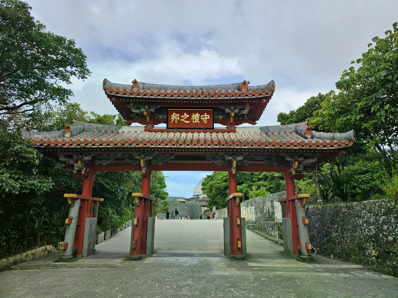朱紅色首里城守禮門與守禮之邦牌匾
