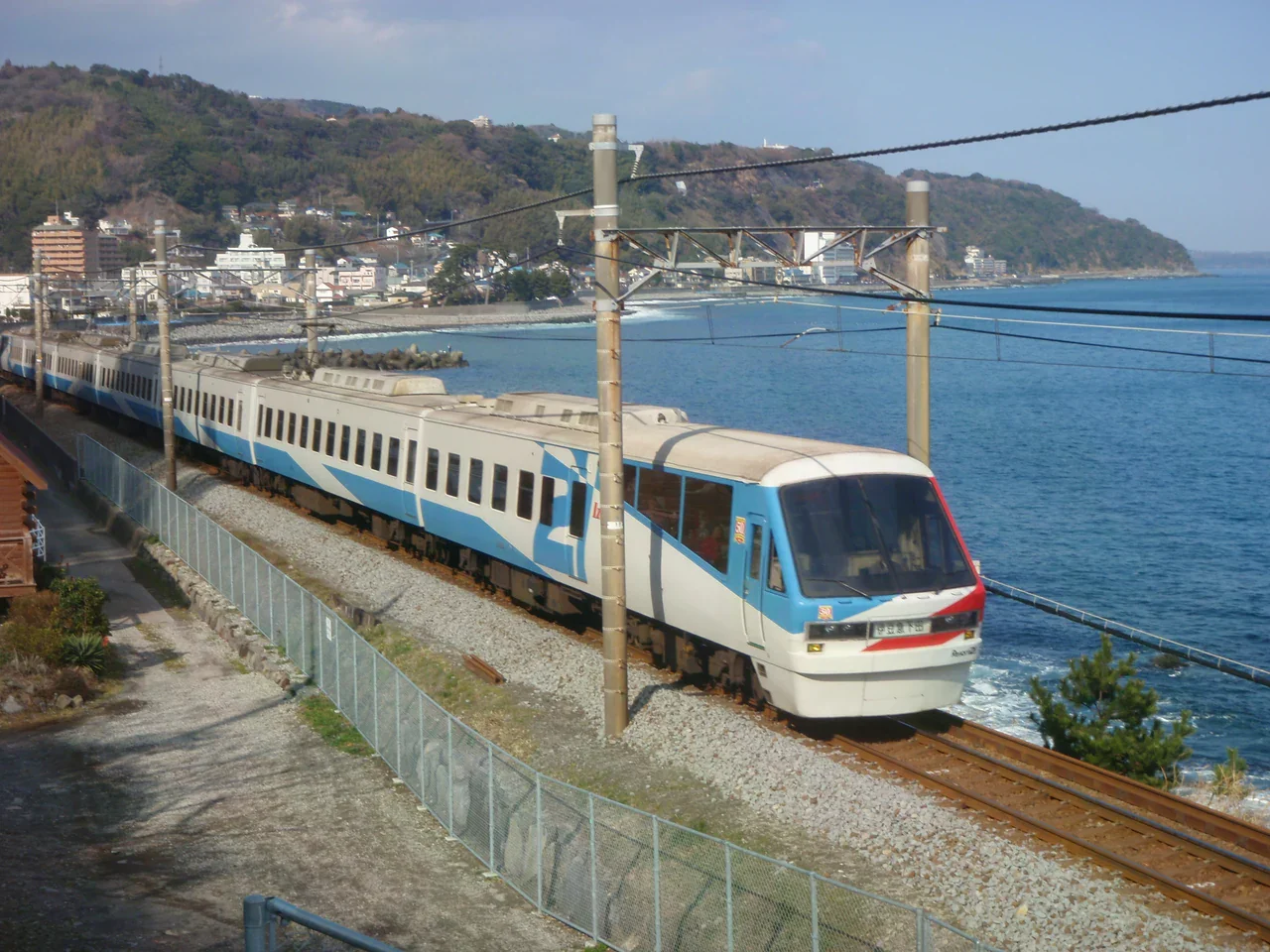 伊豆急 2100 系列車沿著伊豆半島海岸行駛