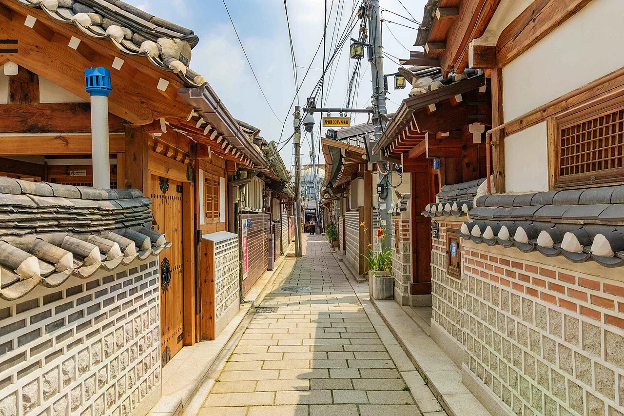 西村 Nuha-dong 傳統韓屋巷弄，兩側可見瓦屋頂與磚牆店家