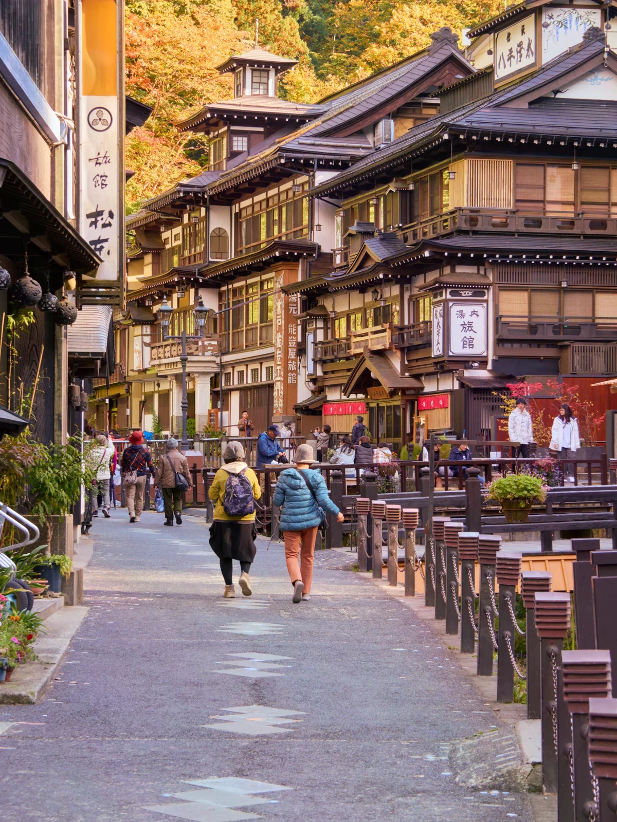 銀山溫泉溪畔主街與排列的木造旅館