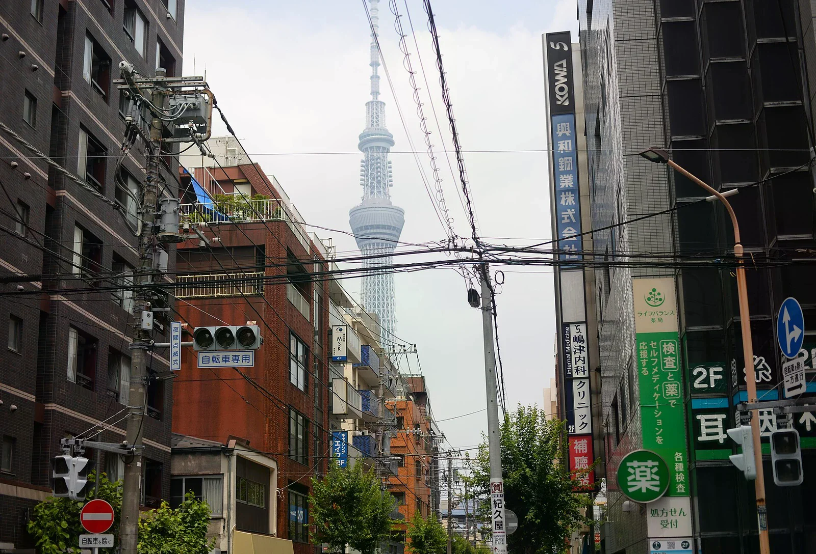 墨田區街道兩側建築之間可見東京晴空塔。