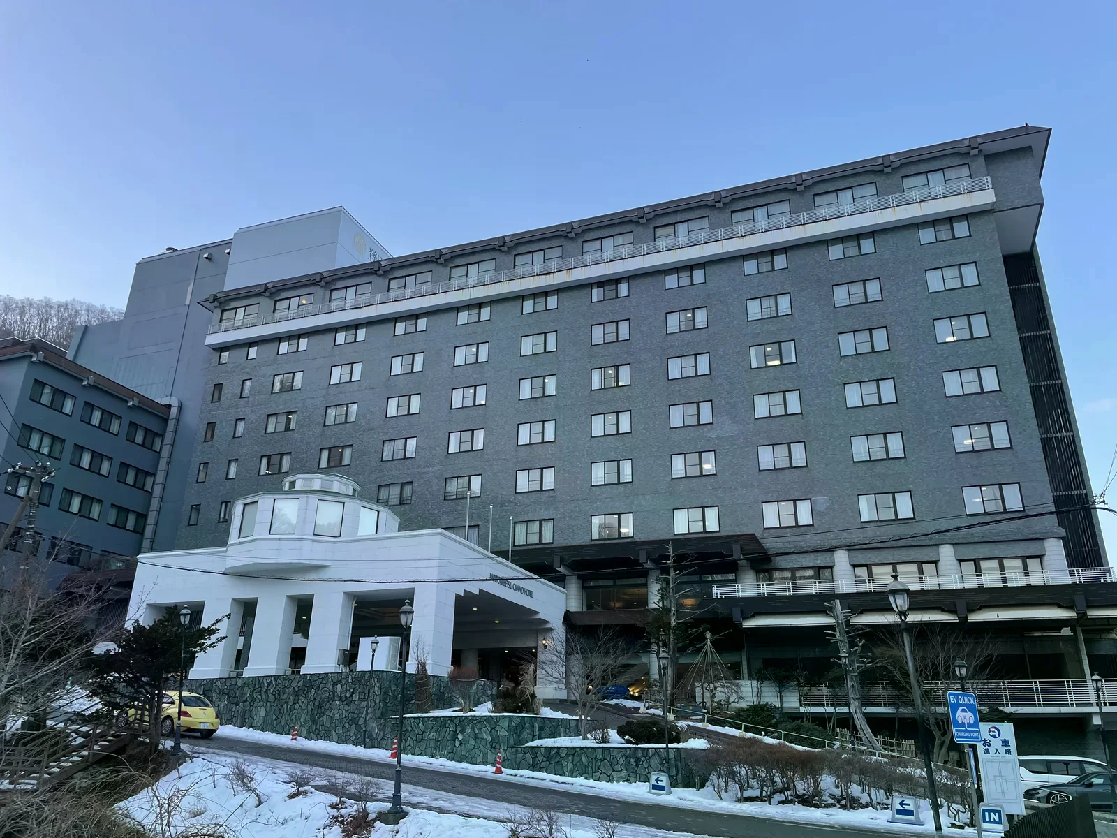 2024 年冬季積雪中的登別格蘭飯店灰色多層外觀