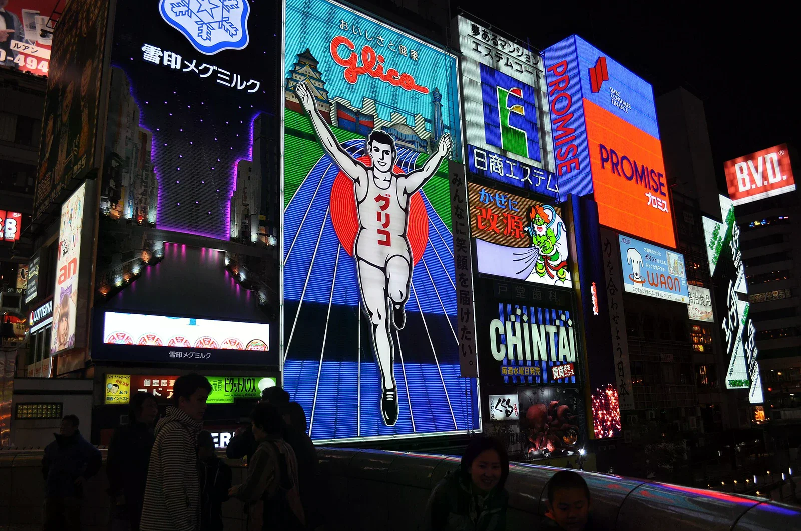 夜間道頓堀固力果跑者招牌及周邊店家霓虹。