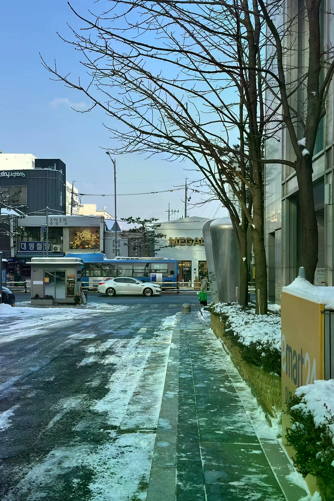 2026 年首爾雪天街道。