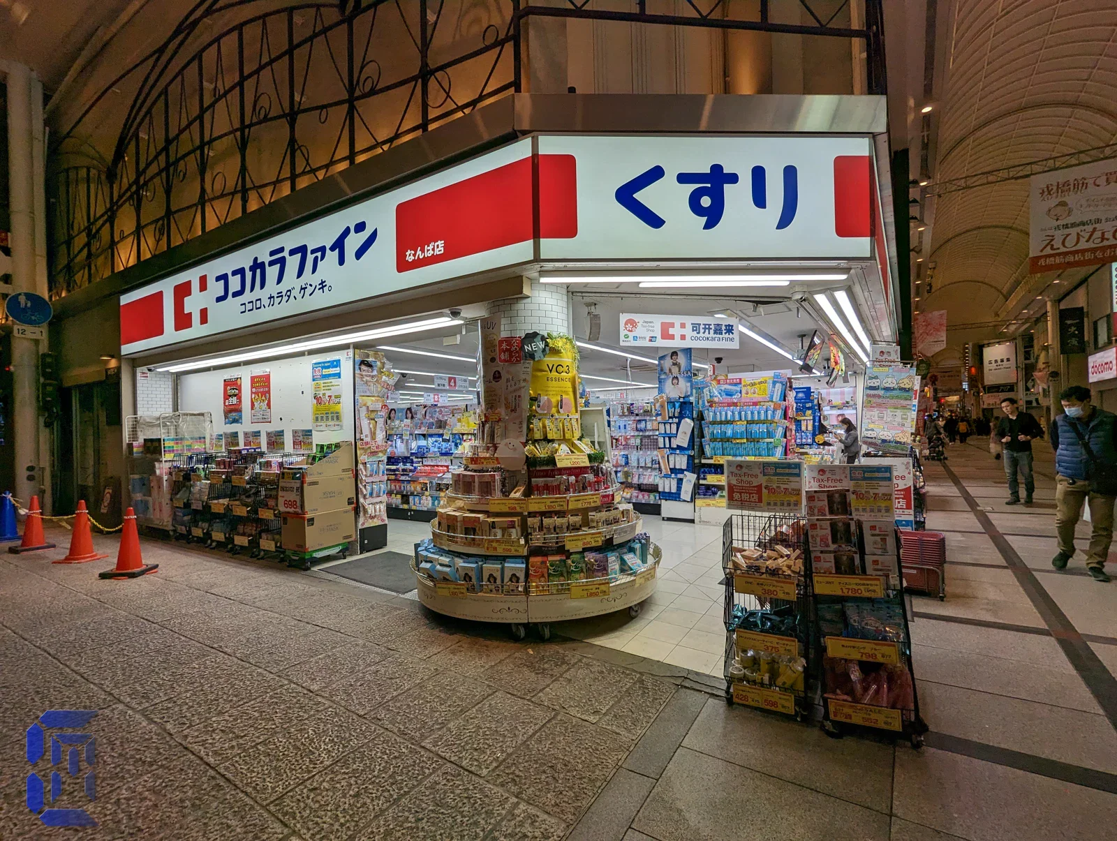2023 年 Cocokara Fine 店面全景,右側可見當時角色活動廣告;歷史場景不是現售證據。