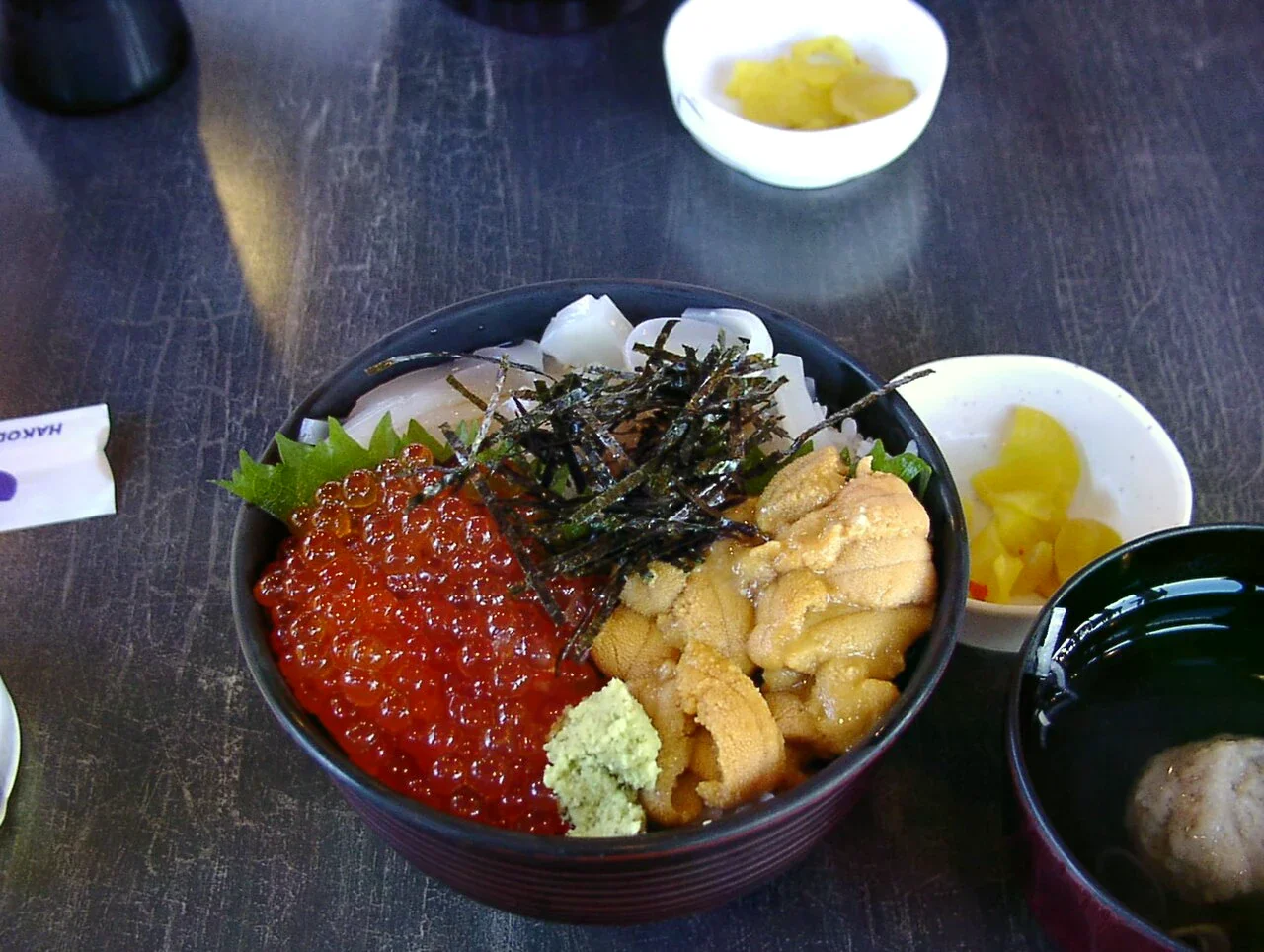 函館拍攝的海鮮丼，海膽、鮭魚卵與白身魚分區鋪在飯上