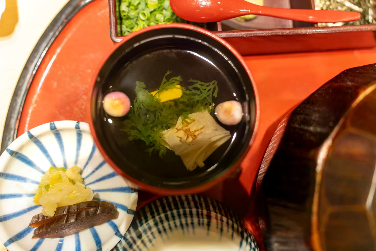 蓬莱軒松坂屋店餐桌上的湯碗與漬物